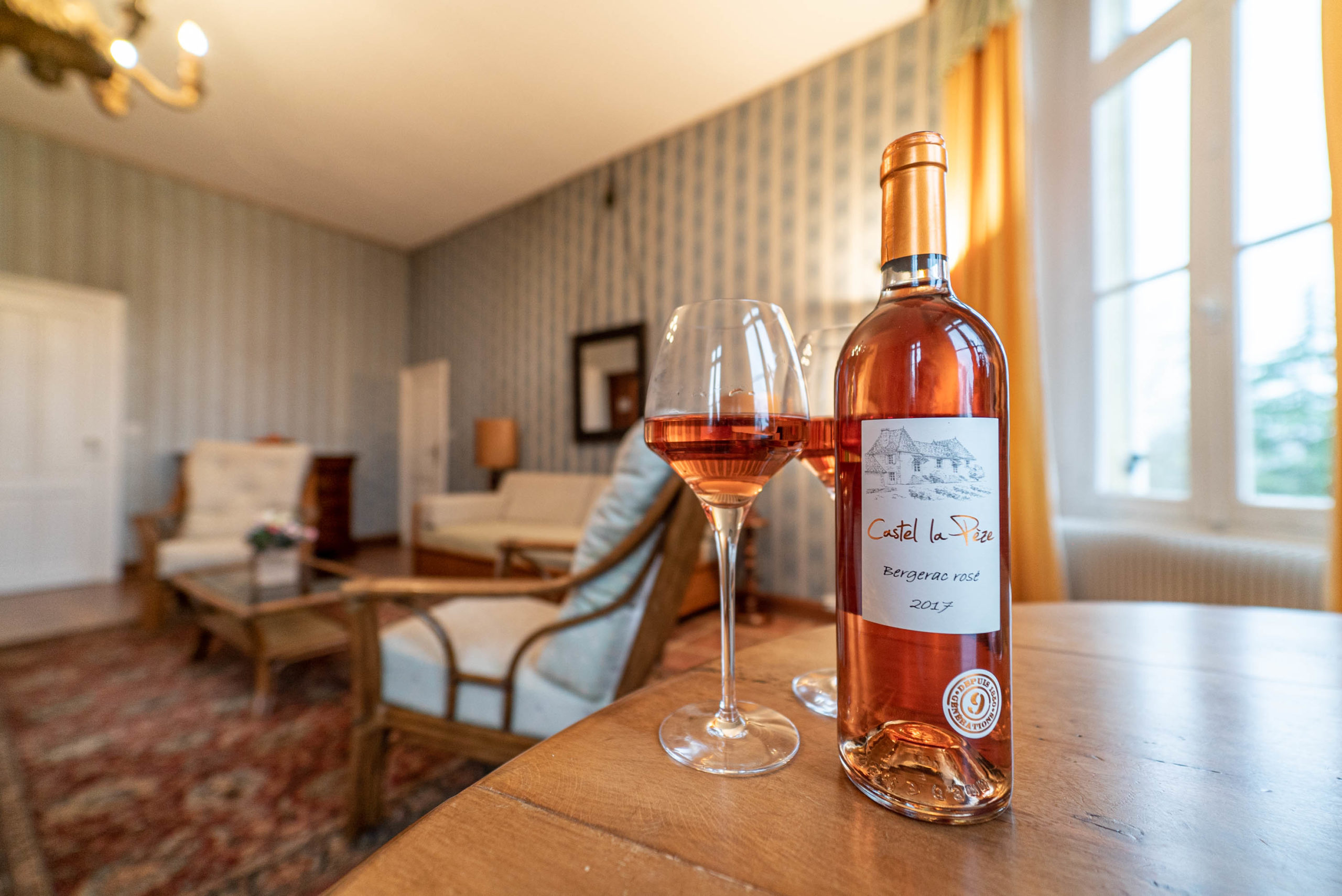 bouteille de vin castel lapeze Suite du marquis chambre chateau Rauly location bergerac Monbazillac
